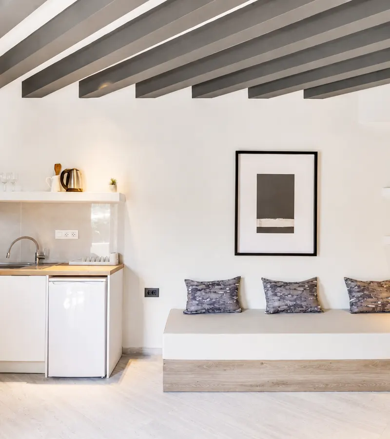 Schlafzimmer mit offener Tür zum meerblickenden Balkon