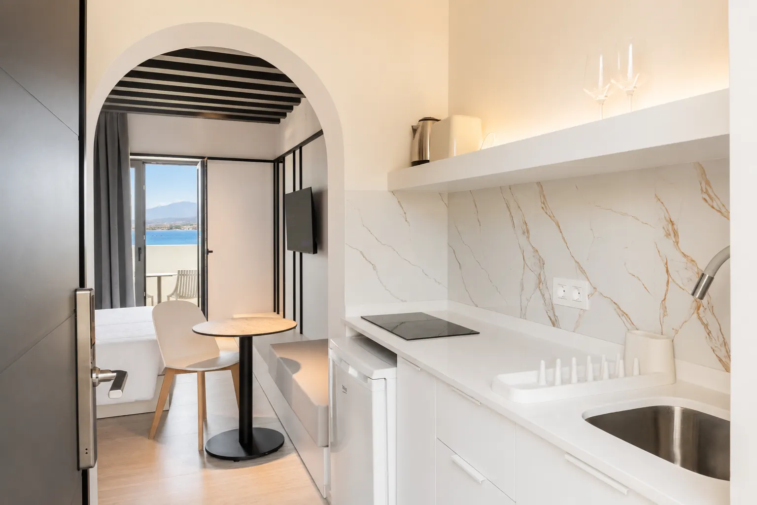 Helles Apartment mit geöffneter Balkontür zum Meer