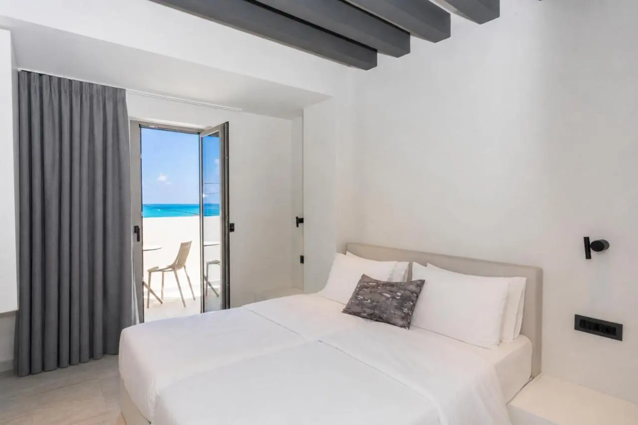 Helles Apartment mit geöffneter Balkontür zum Meer