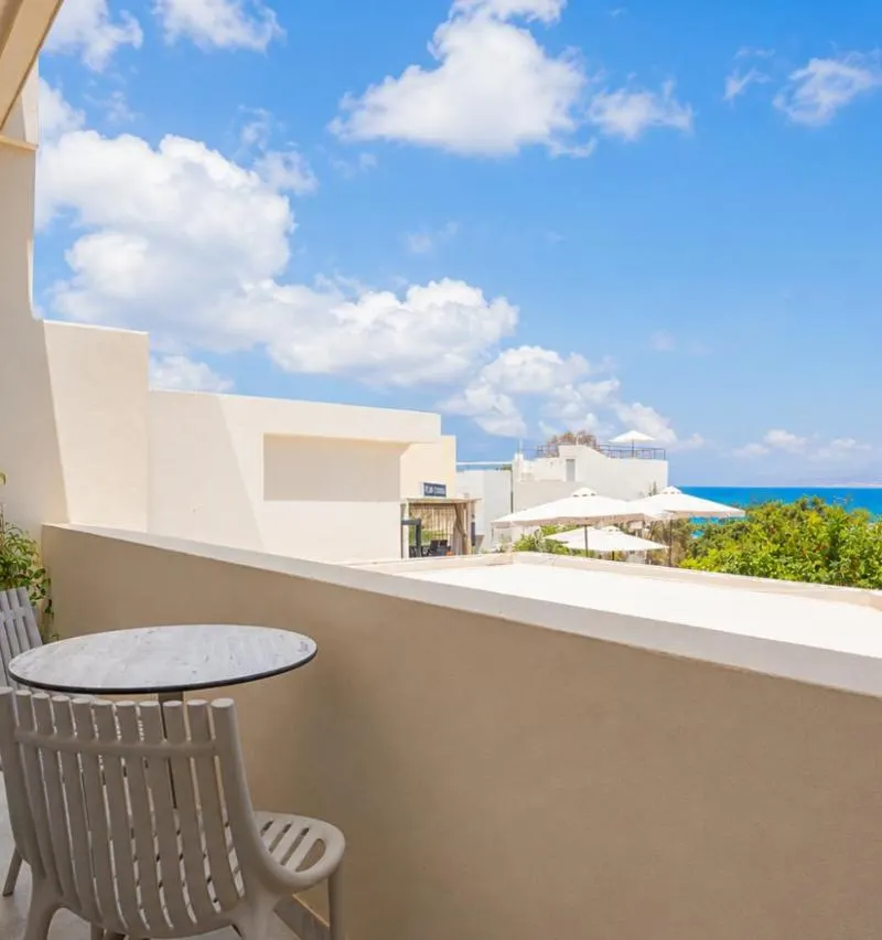 Balkon mit Blick über die Bucht von Stalis