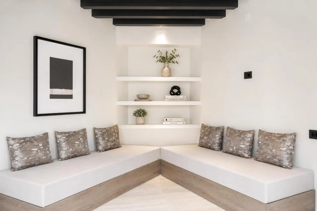 Wohnbereich mit Sofa und Bogentür im Veneto
