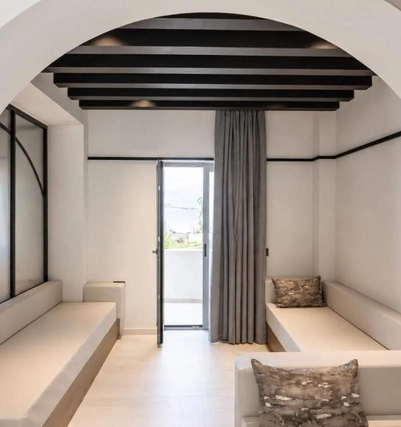Wohnzimmer mit Bogen und Sofa