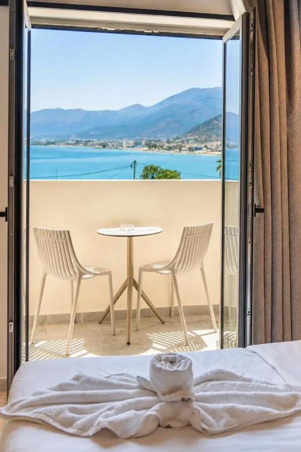 Balkontisch mit Blick auf die Bucht
