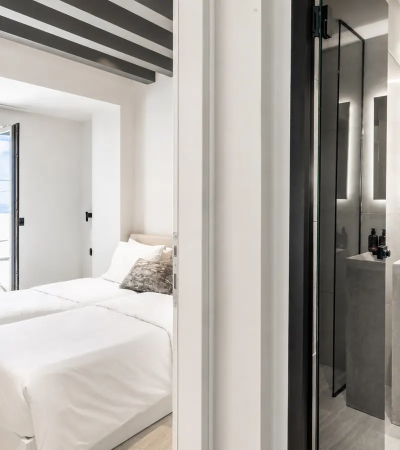 Schlafzimmer im Apartment mit Meerblick, Balkontüren zum Meer geöffnet