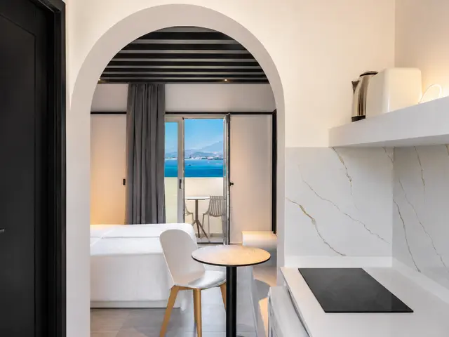 Kitchenette πίσω από παραδοσιακή καμάρα με θέα τη θάλασσα