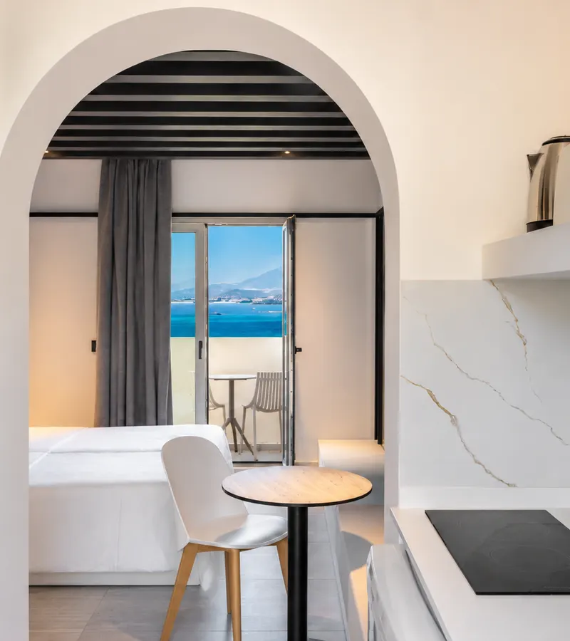 Kitchenette hinter einem traditionellen Bogen mit Meerblick