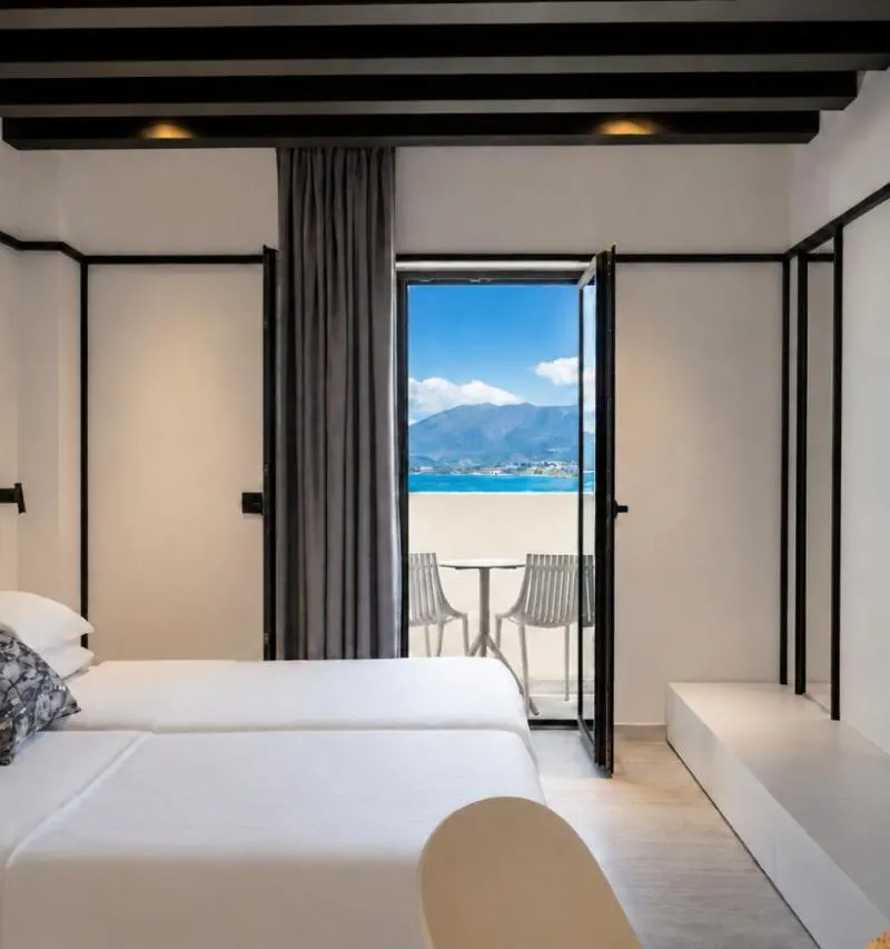 Helles Meerblick-Studio im Veneto mit geöffneter Balkontür zum Meer