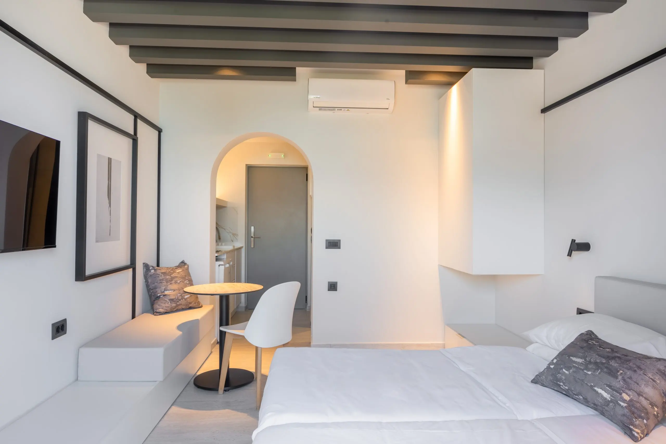 Helles Apartment mit geöffneter Balkontür zum Meer